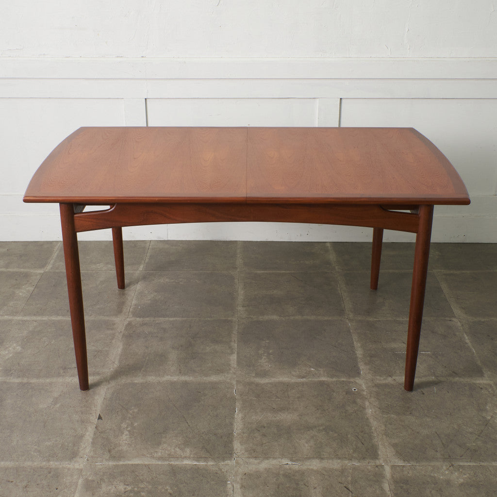 ブラジリア ダイニングテーブル