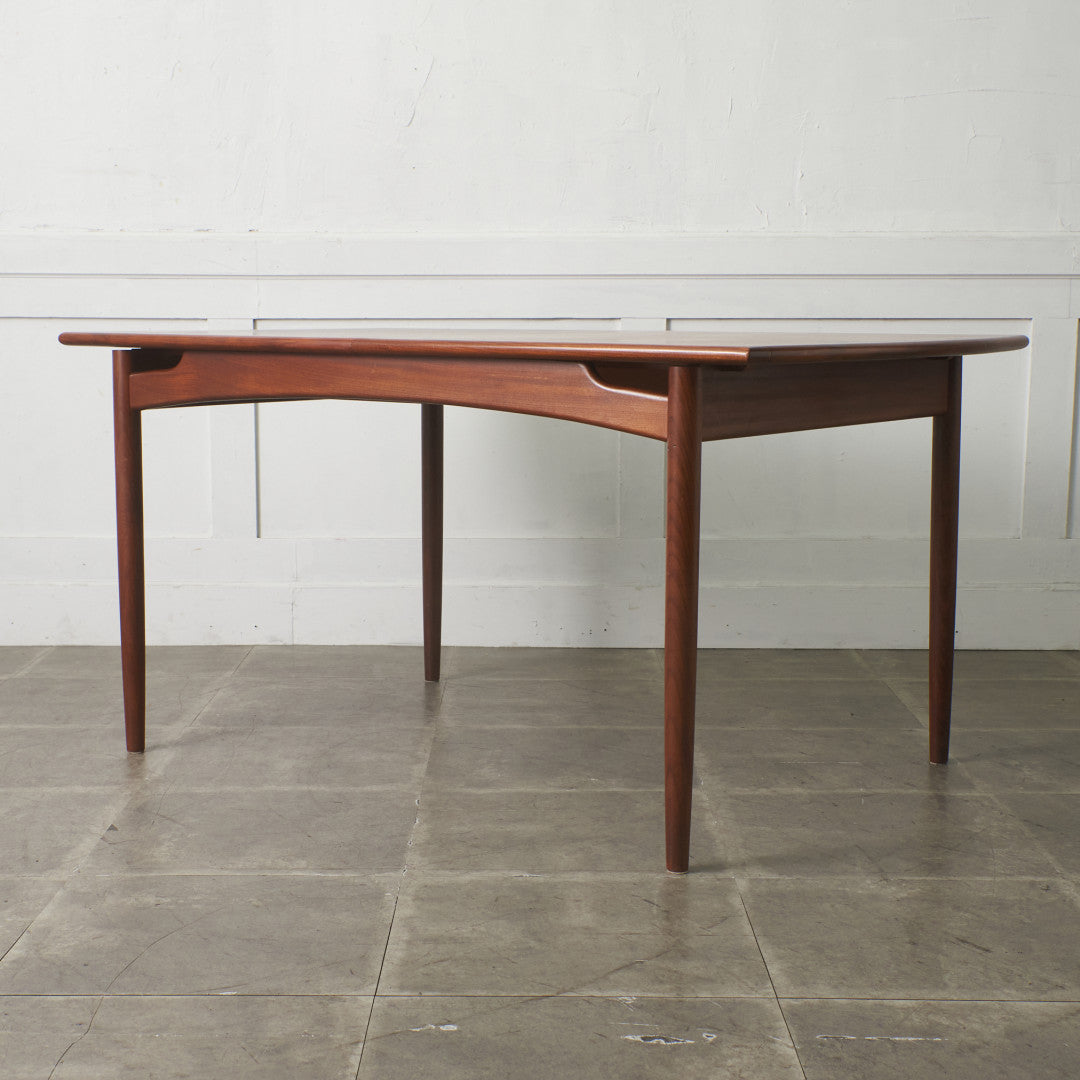 ブラジリア ダイニングテーブル