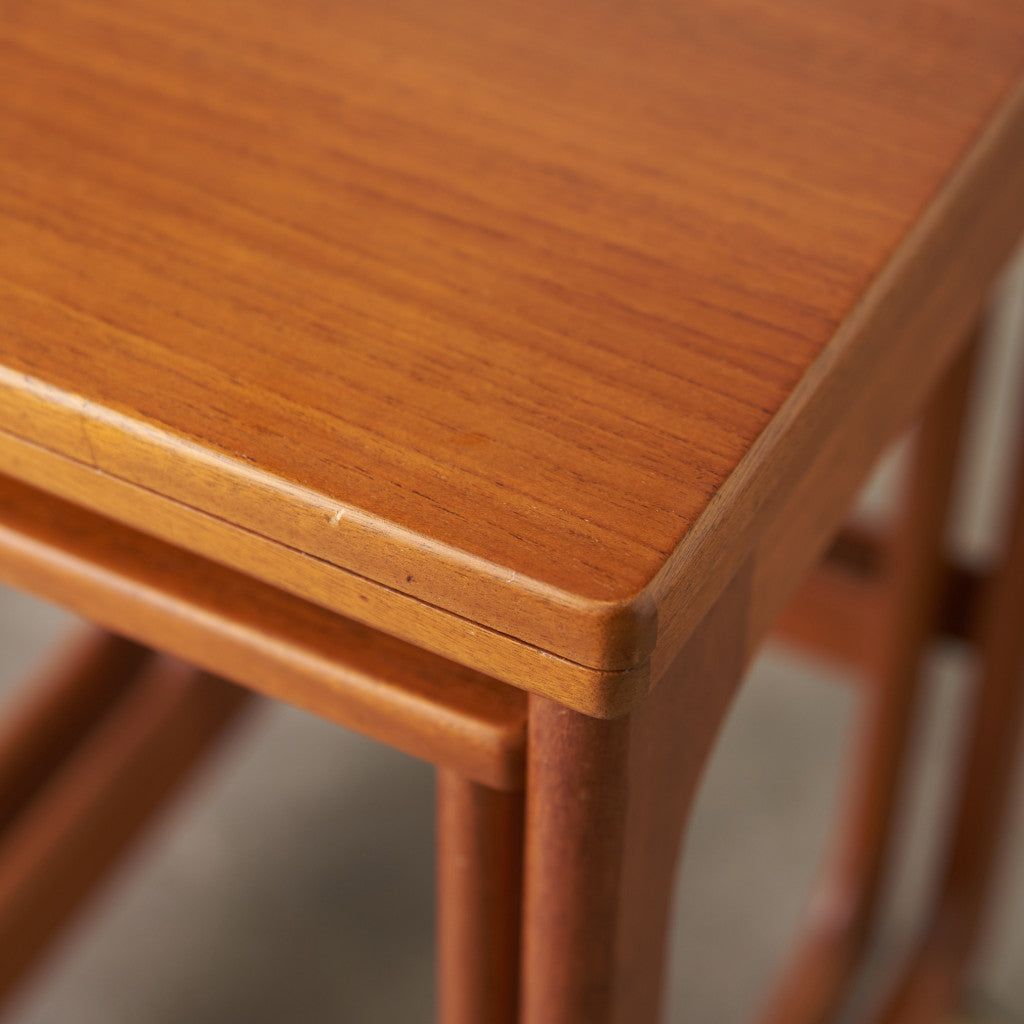 ヴィンテージ 拡張式天板付き ネストテーブル