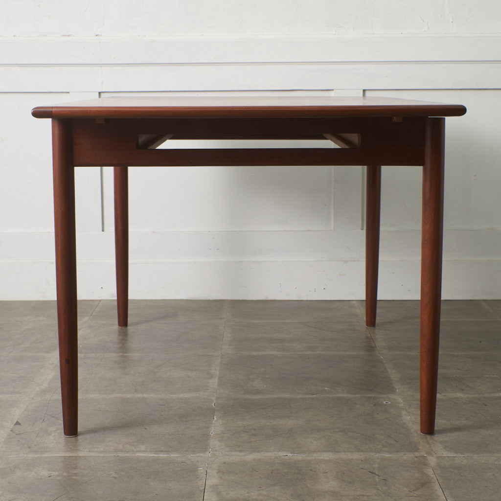 ブラジリア ダイニングテーブル