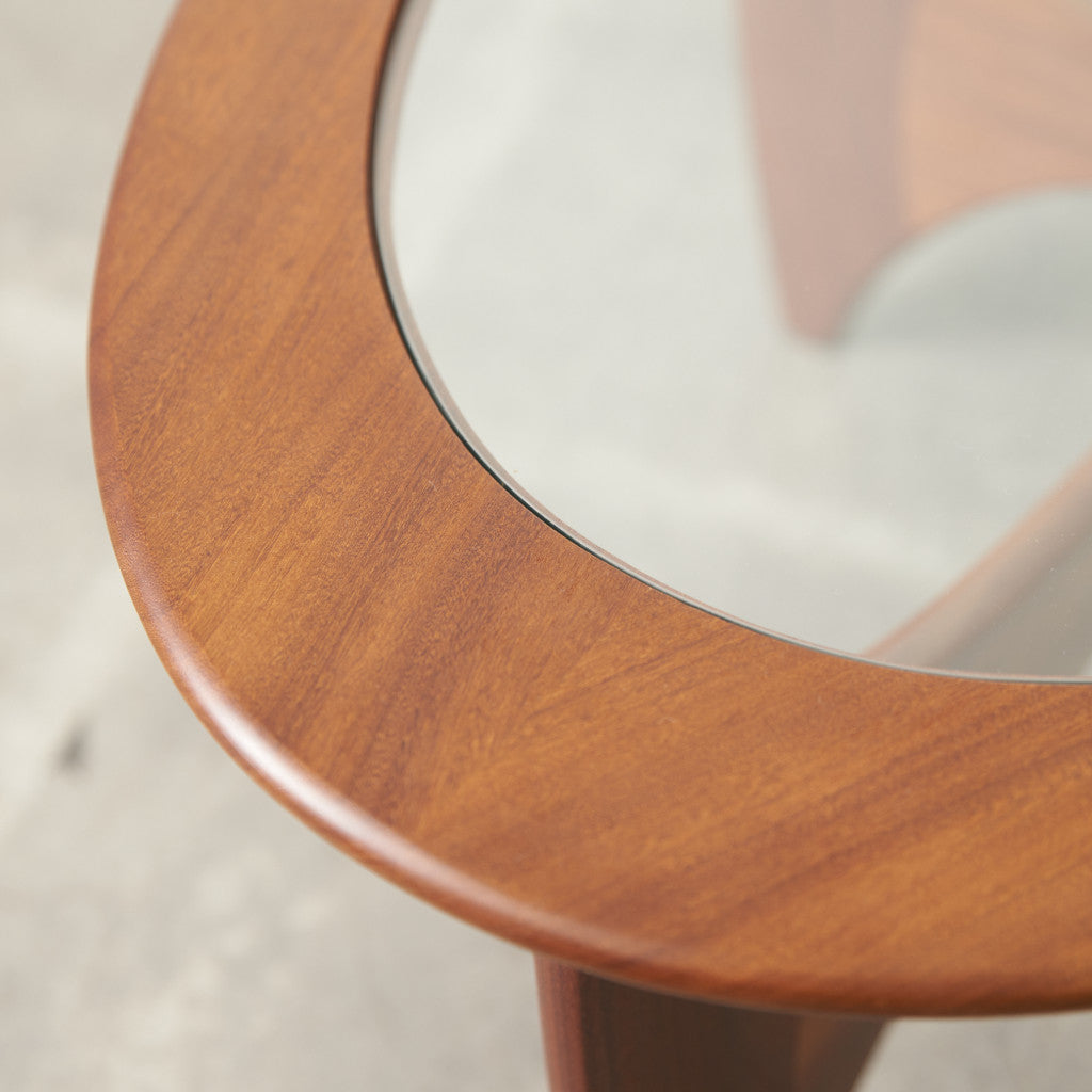 astro オーバルコーヒーテーブル