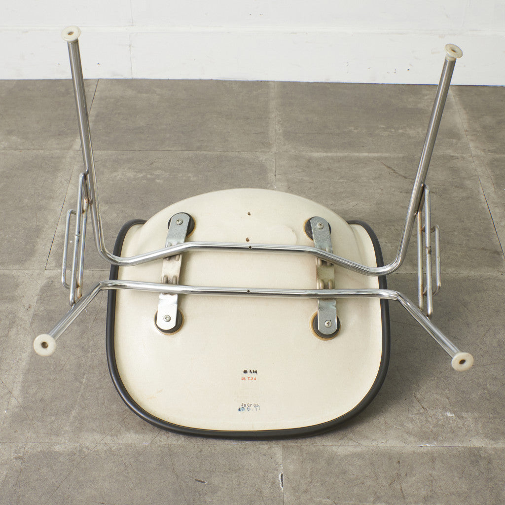 サイドシェルチェア スタッキングベース