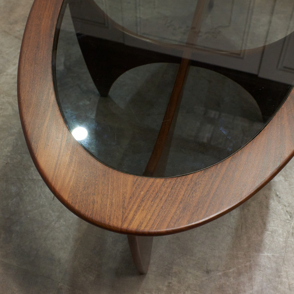 astro オーバルコーヒーテーブル