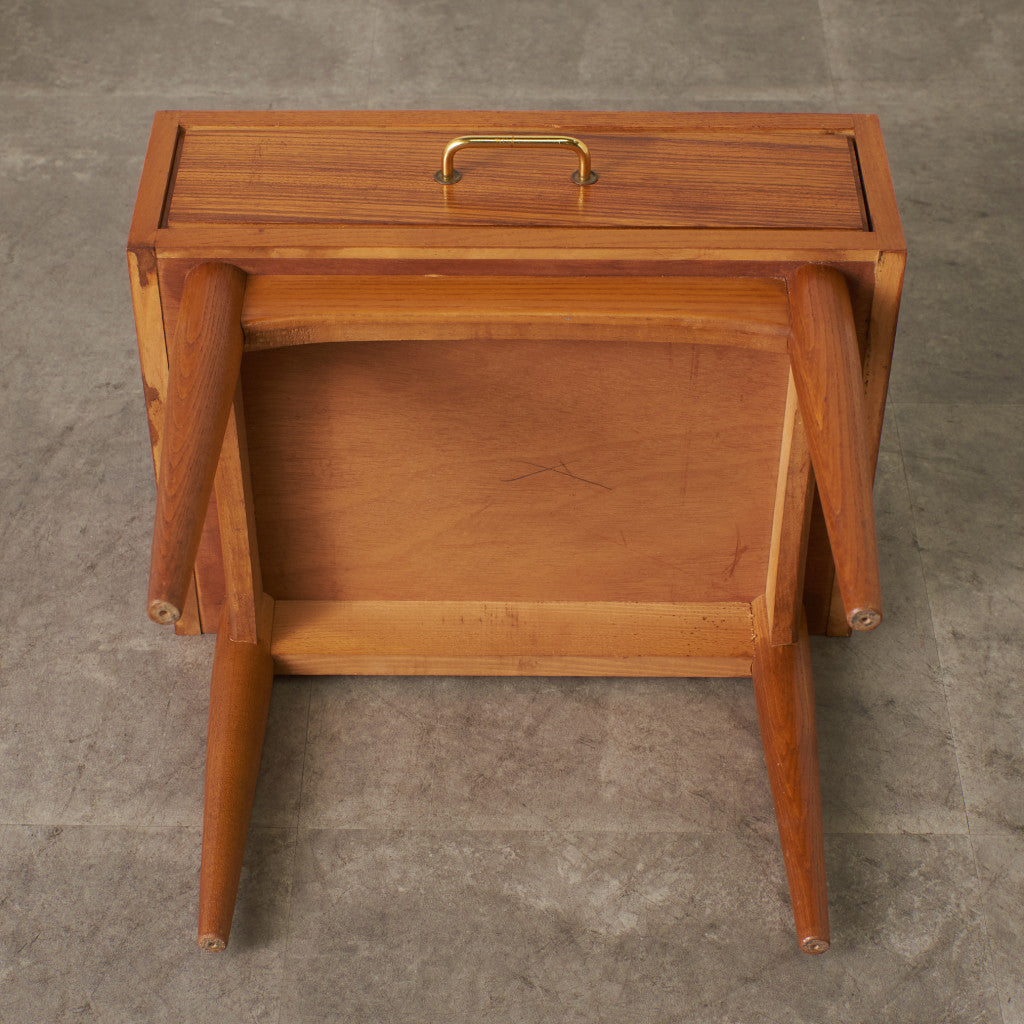 英国ヴィンテージ ベッドサイドキャビネット