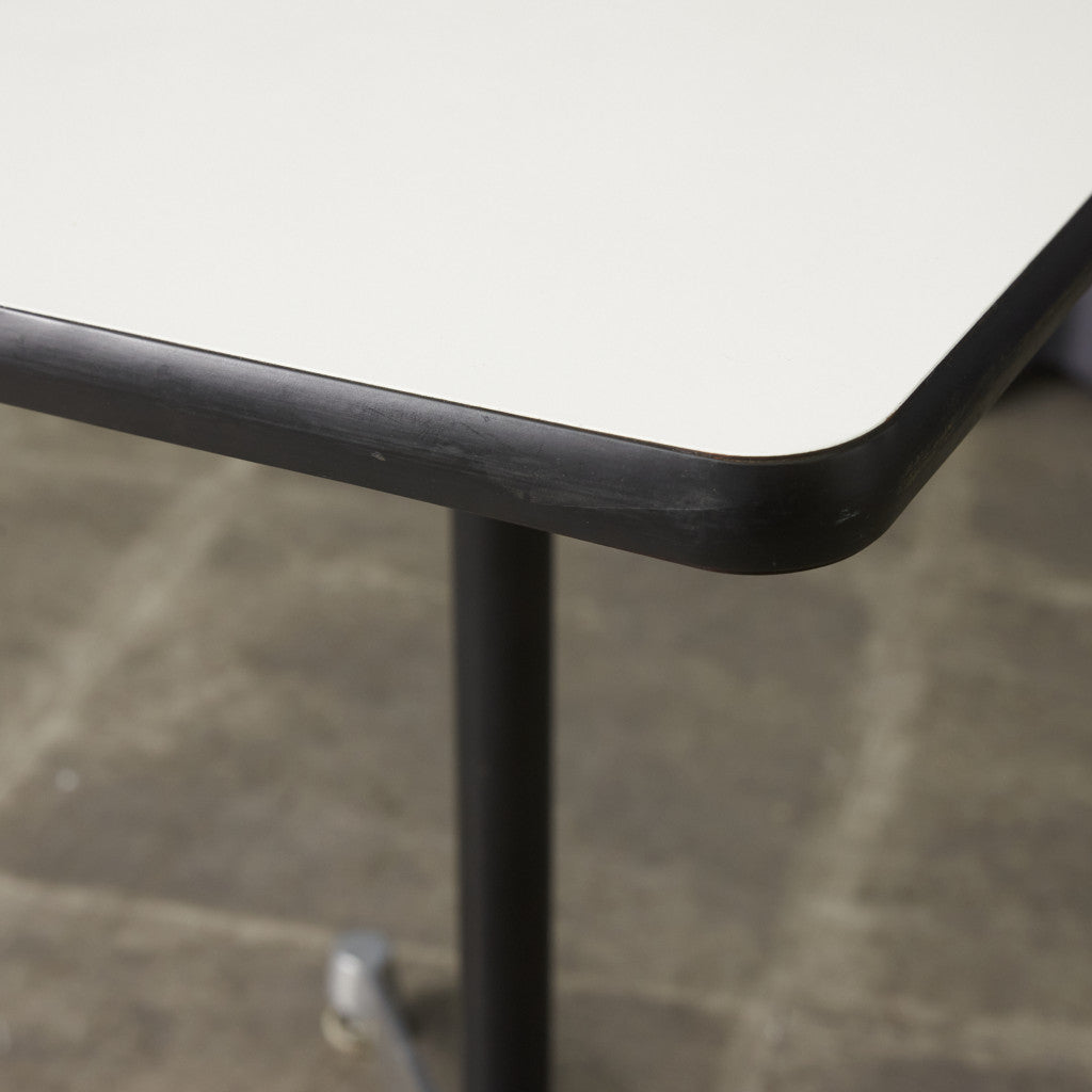 イームズ コントラクトベース テーブル