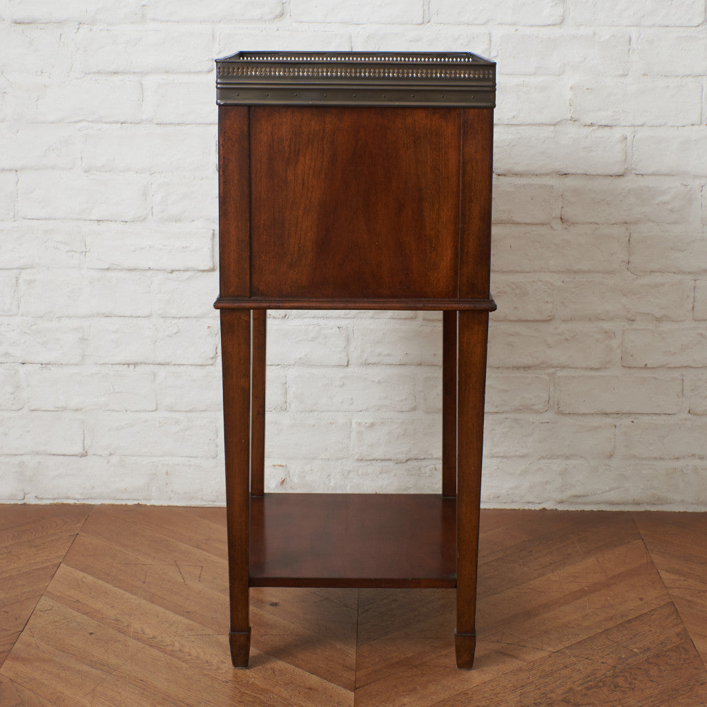 サイドテーブル