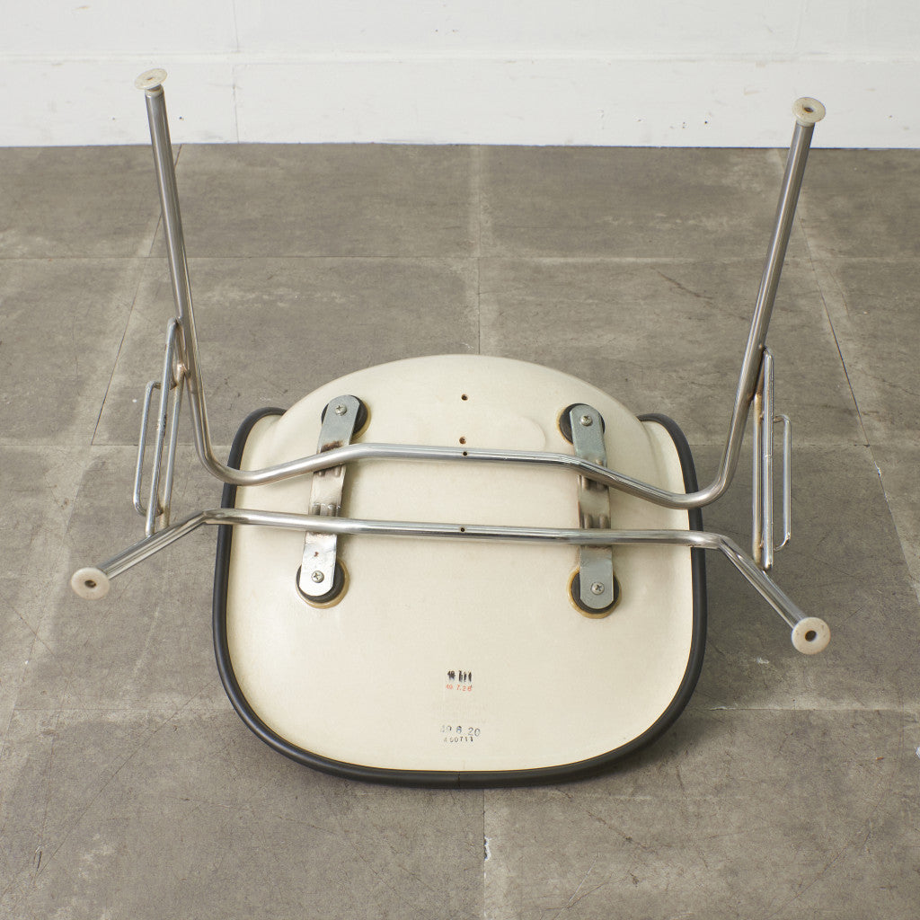 サイドシェルチェア スタッキングベース