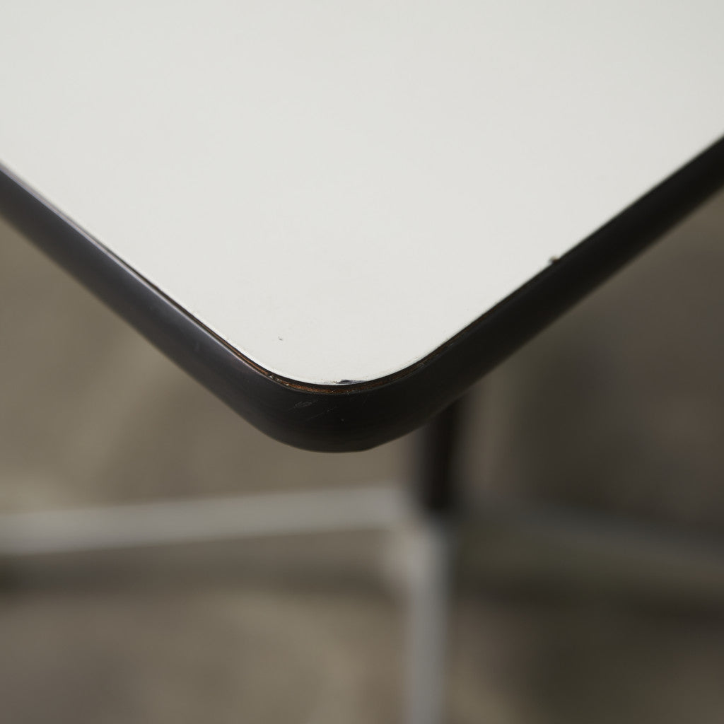 イームズ コントラクトベース テーブル