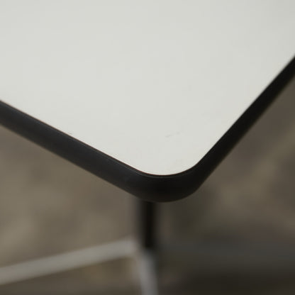 イームズ コントラクトベース テーブル