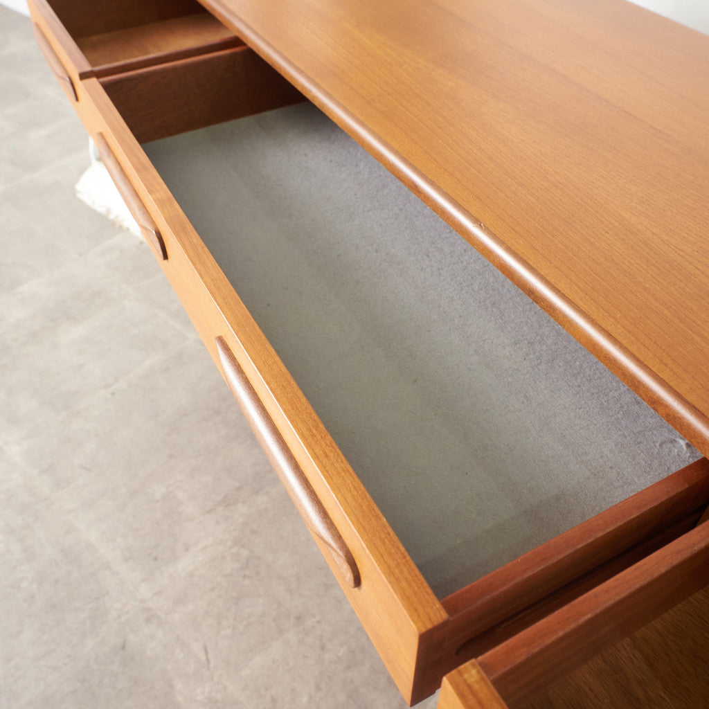 Fresco 脚付きサイドボード (4072)