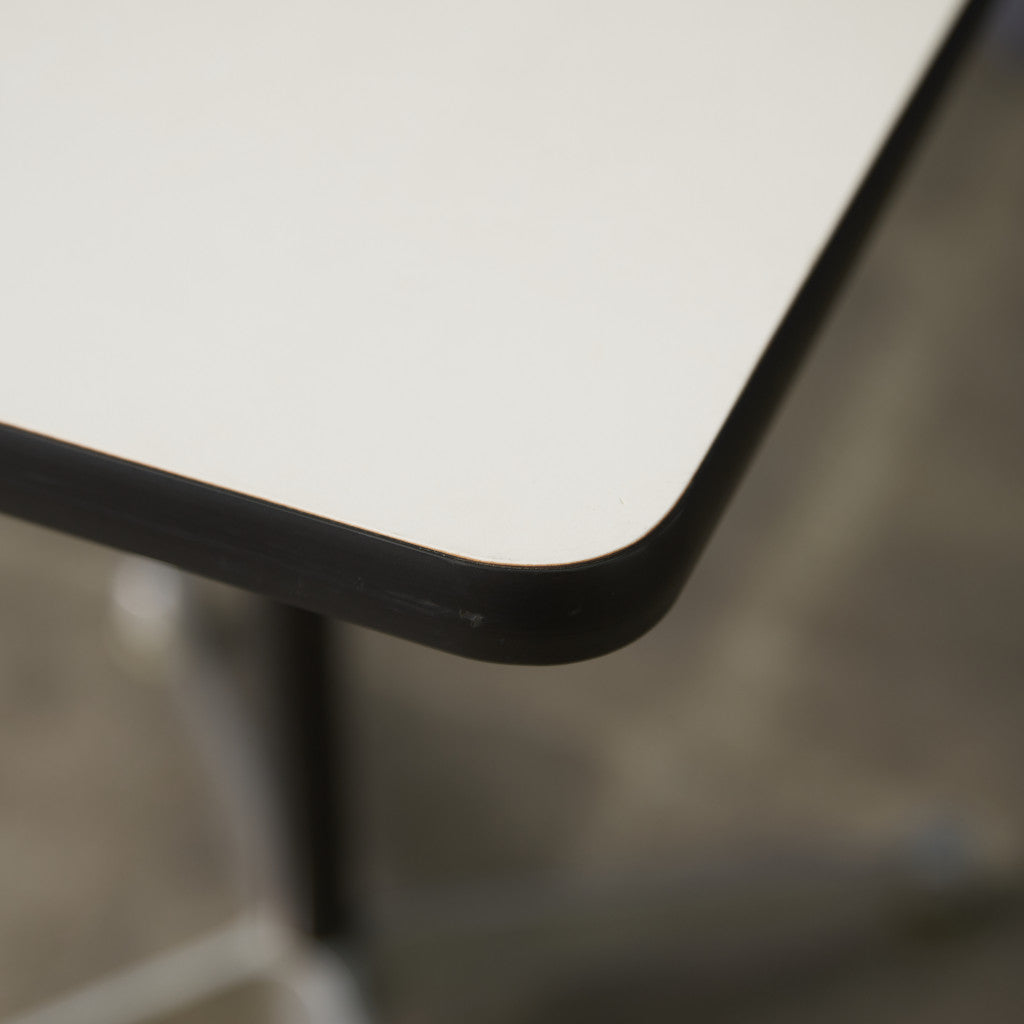 イームズ コントラクトベース テーブル