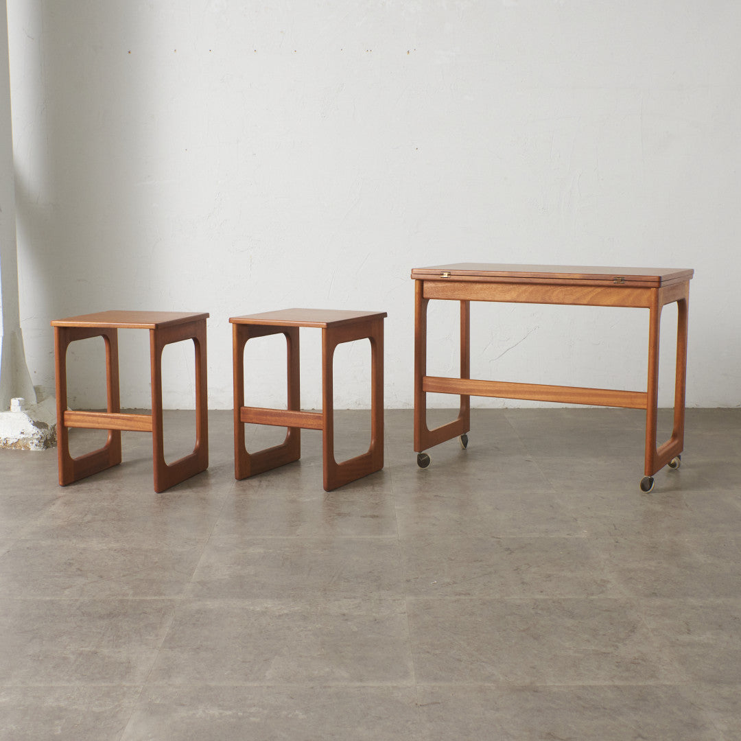 ヴィンテージ 拡張式天板付き ネストテーブル