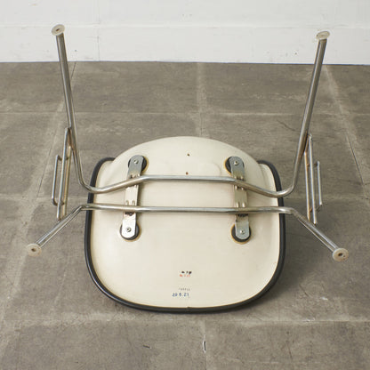 サイドシェルチェア スタッキングベース