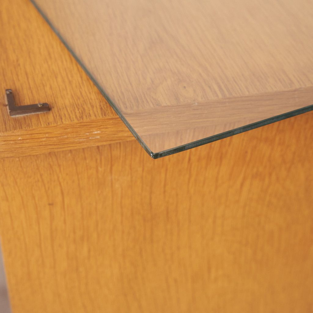 ベッドサイドキャビネット