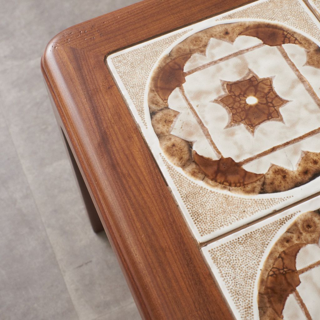 タイルトップ コーヒーテーブル