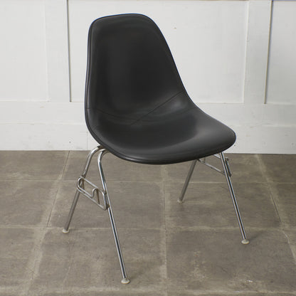 サイドシェルチェア スタッキングベース