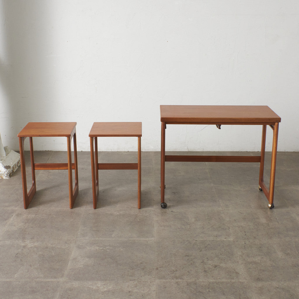 ヴィンテージ 拡張式天板付き ネストテーブル