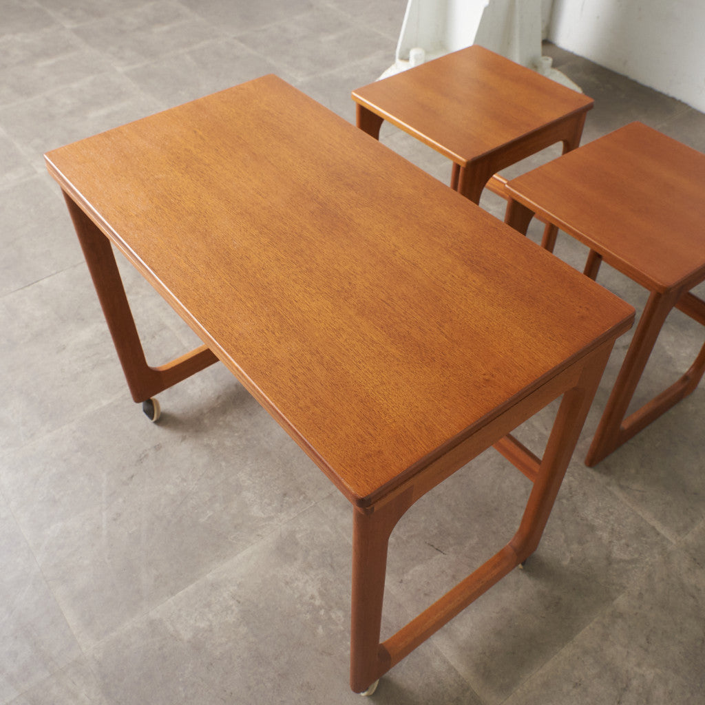 ヴィンテージ 拡張式天板付き ネストテーブル