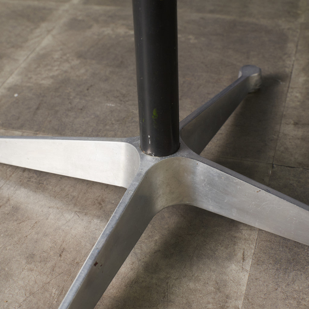 イームズ コントラクトベース ラウンドテーブル