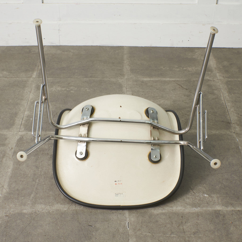 サイドシェルチェア スタッキングベース