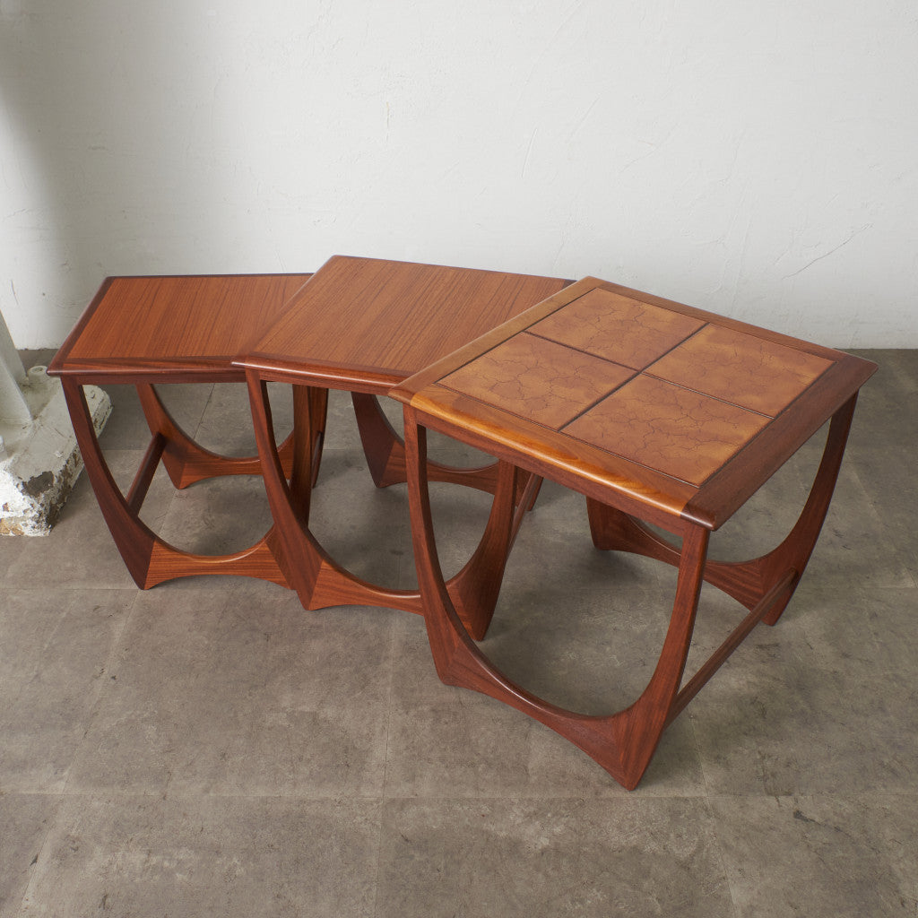 Astro セラミックタイルトップ ネストテーブル