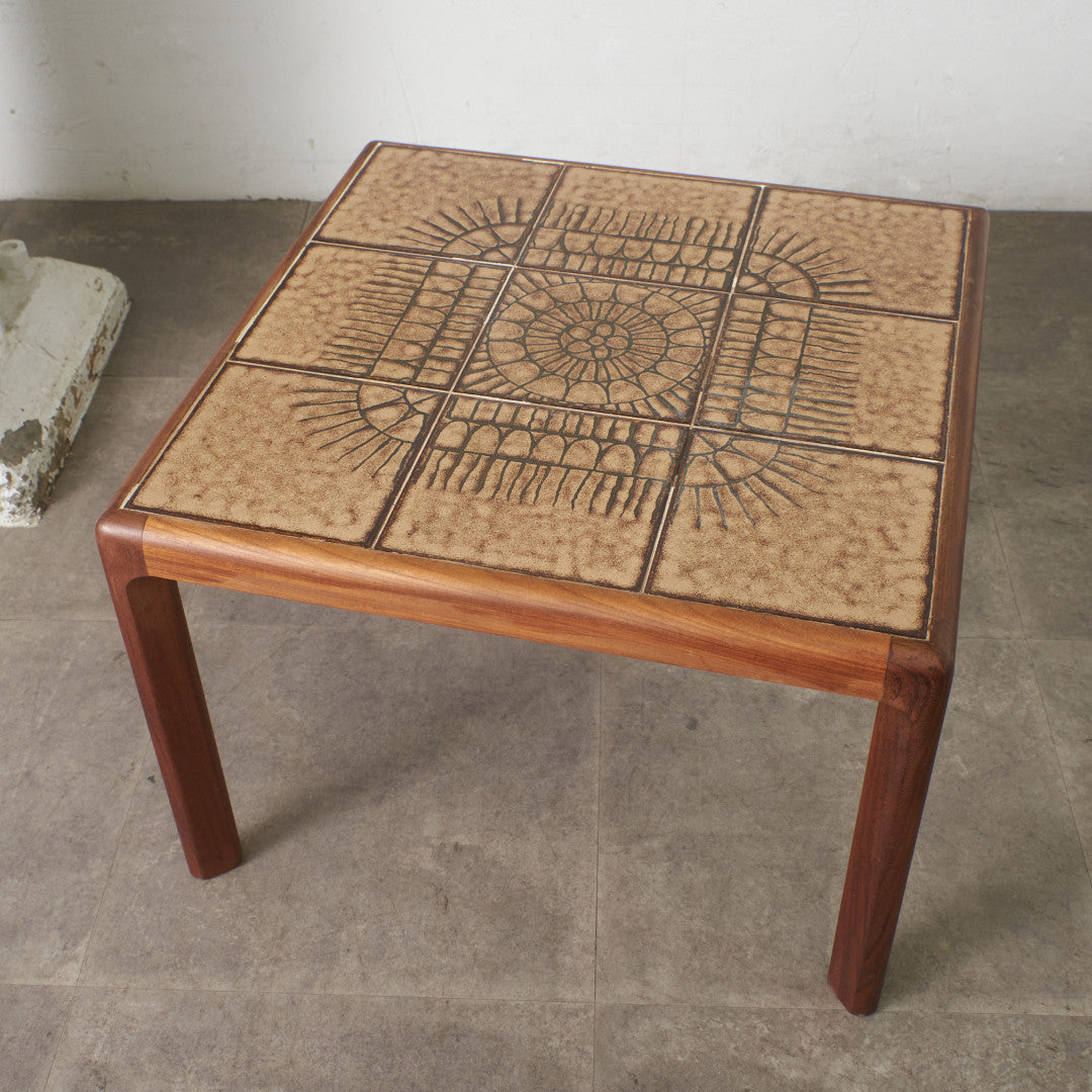 タイルトップ コーヒーテーブル