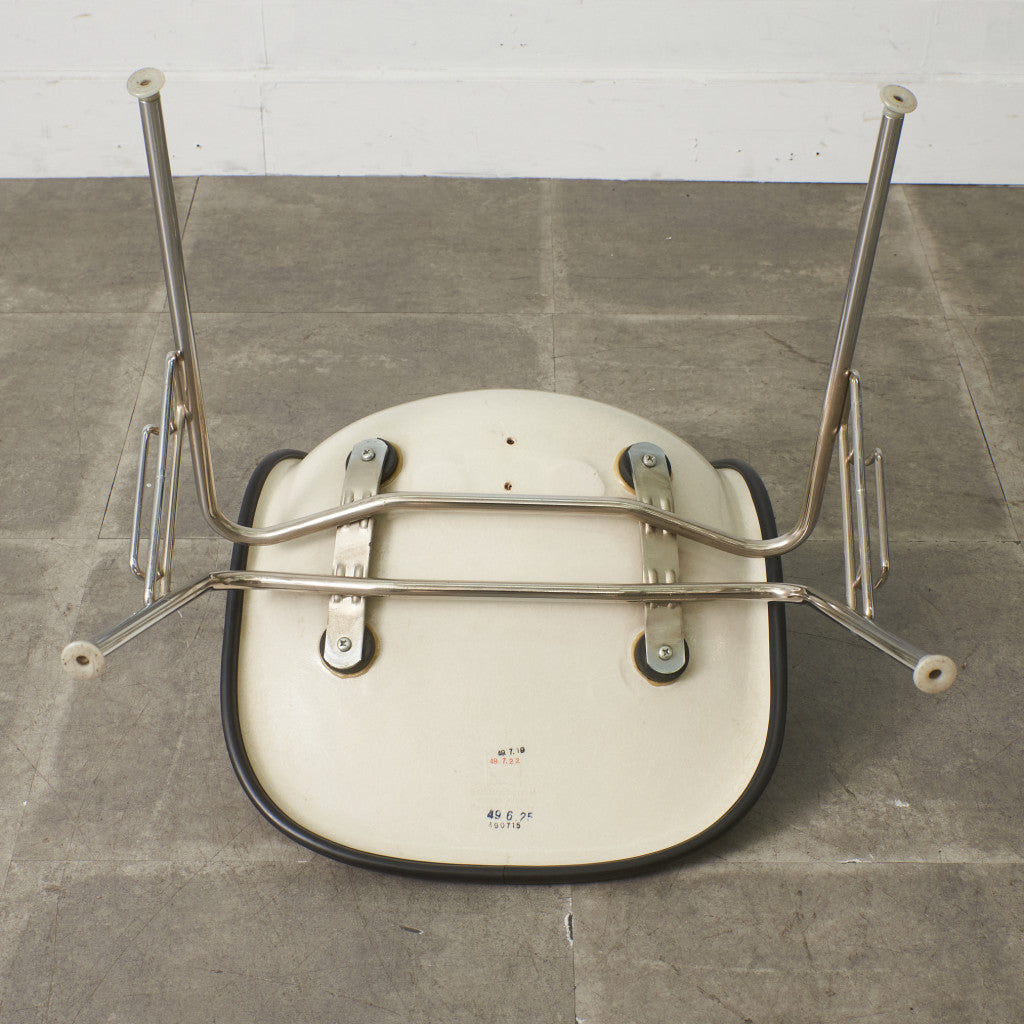 サイドシェルチェア スタッキングベース