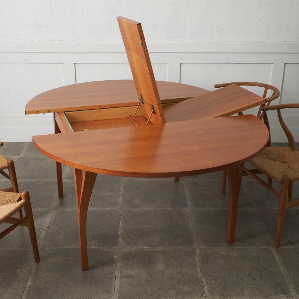 YPSILON 伸長式ダイニングテーブル