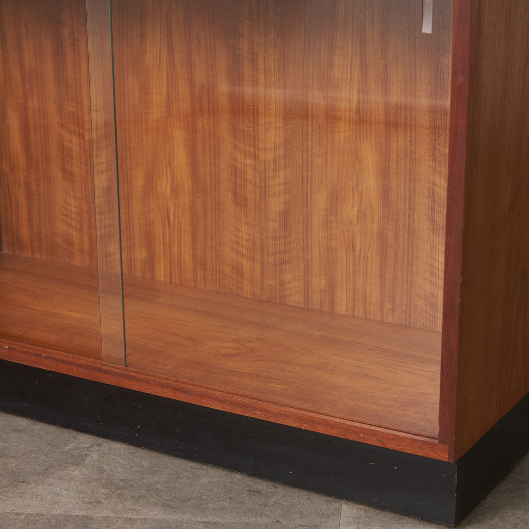 英国ヴィンテージ ナローガラスキャビネット