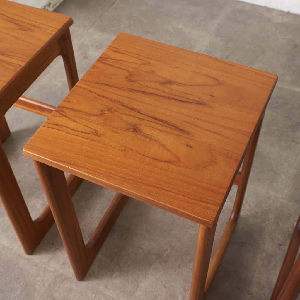 ヴィンテージ 拡張式天板付き ネストテーブル