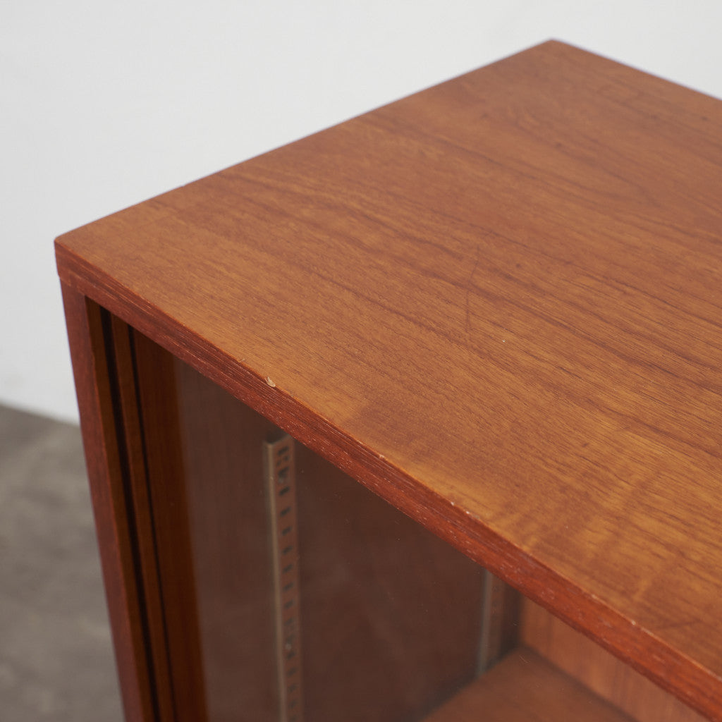 英国ヴィンテージ ナローガラスキャビネット