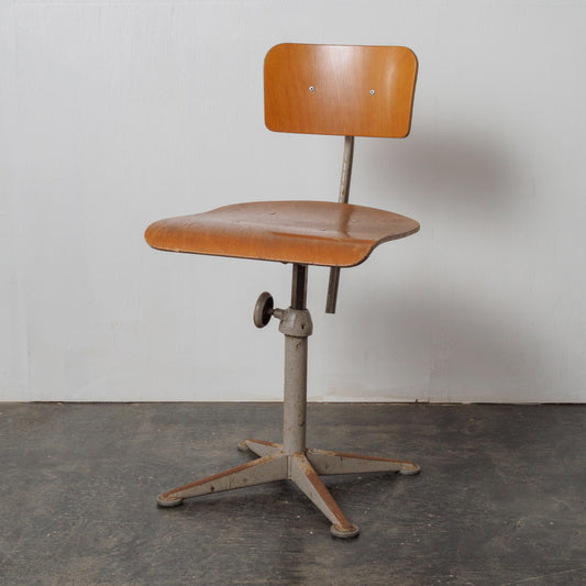 ドラフティングチェア