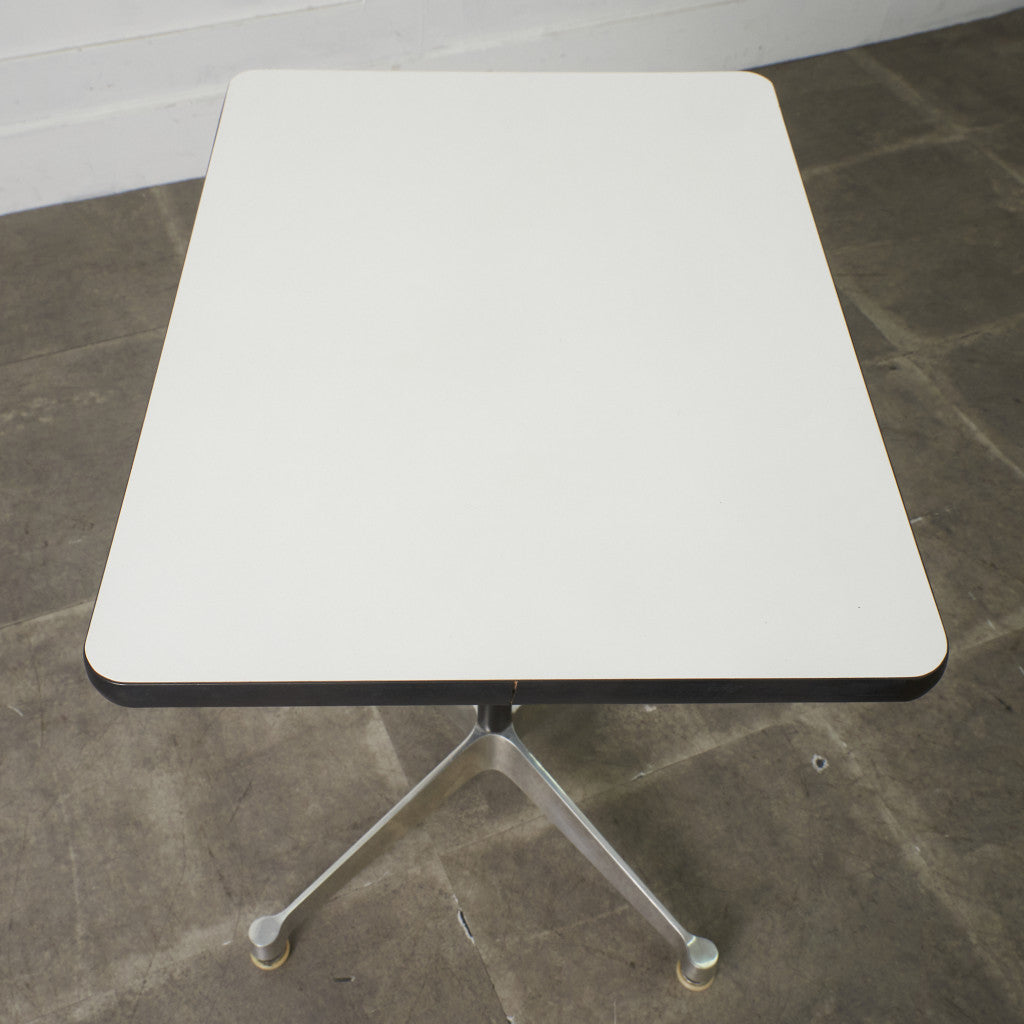 イームズ コントラクトベース テーブル