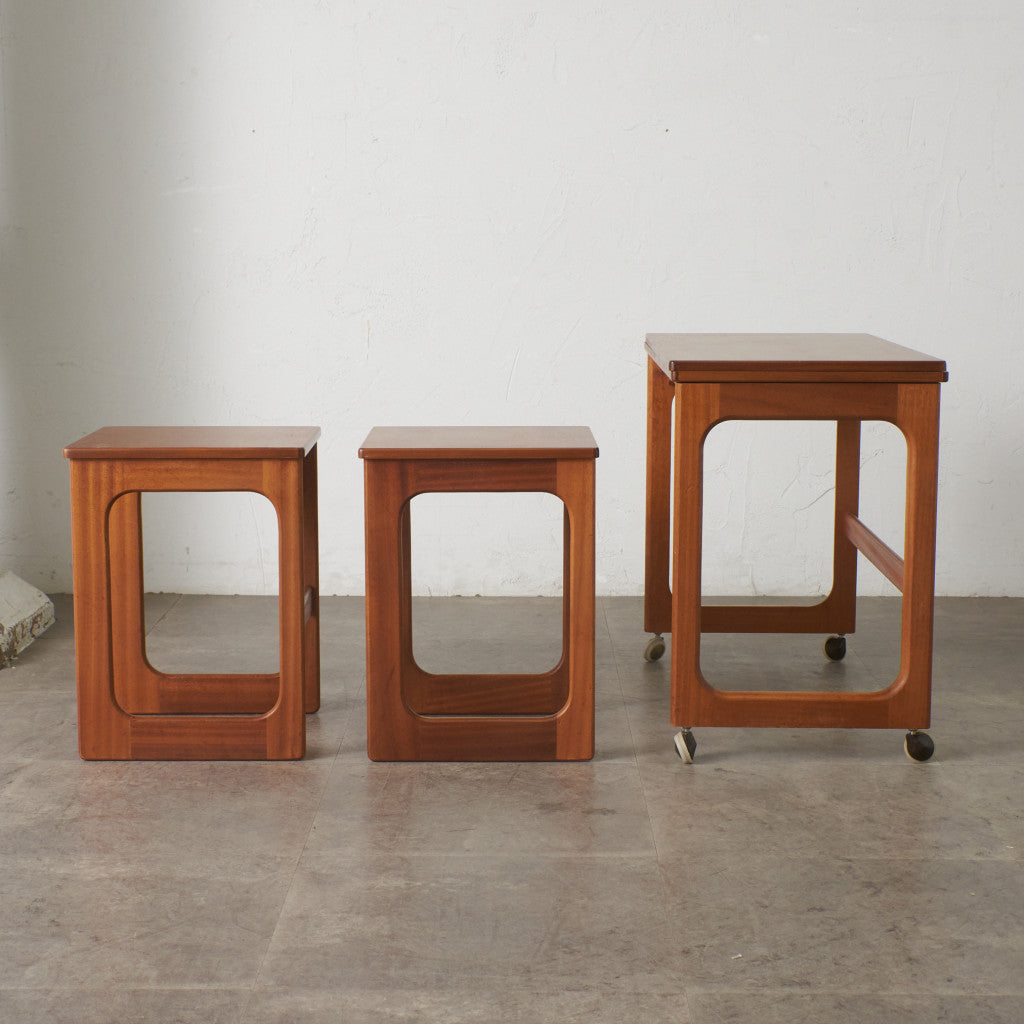 ヴィンテージ 拡張式天板付き ネストテーブル