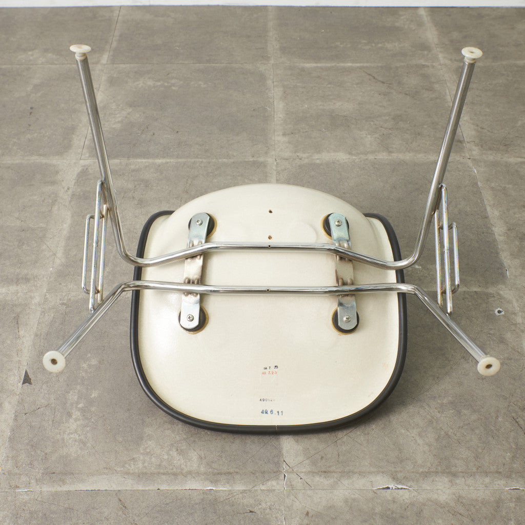 サイドシェルチェア スタッキングベース