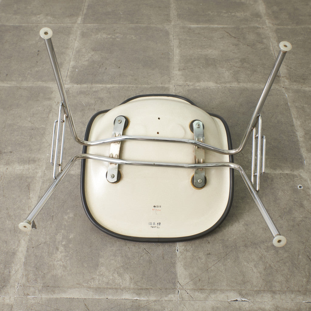 サイドシェルチェア スタッキングベース