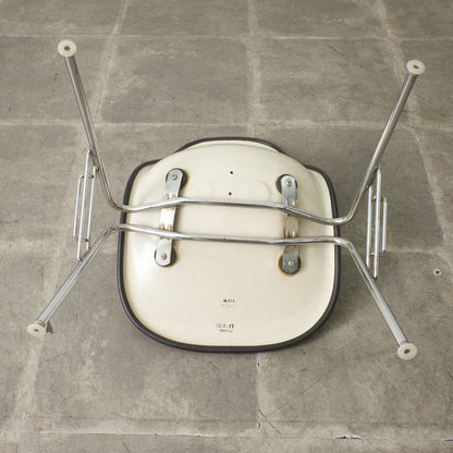 サイドシェルチェア スタッキングベース