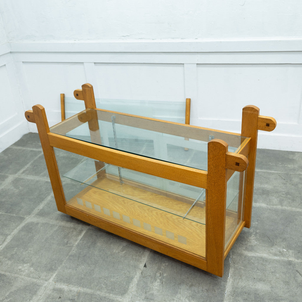 キャスター付きショーケース