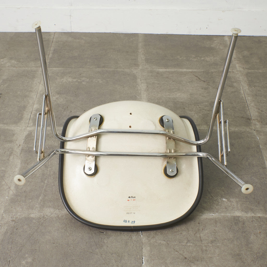 サイドシェルチェア スタッキングベース