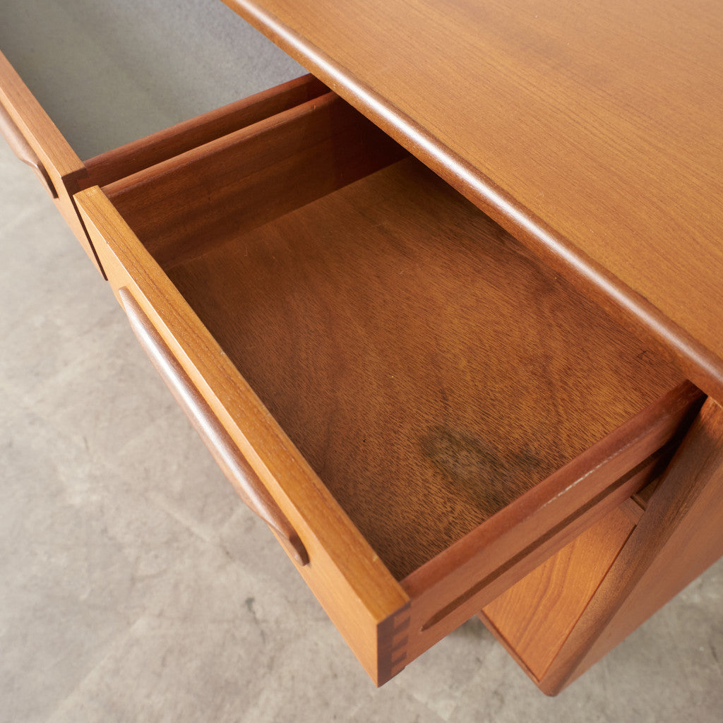 Fresco 脚付きサイドボード (4072)