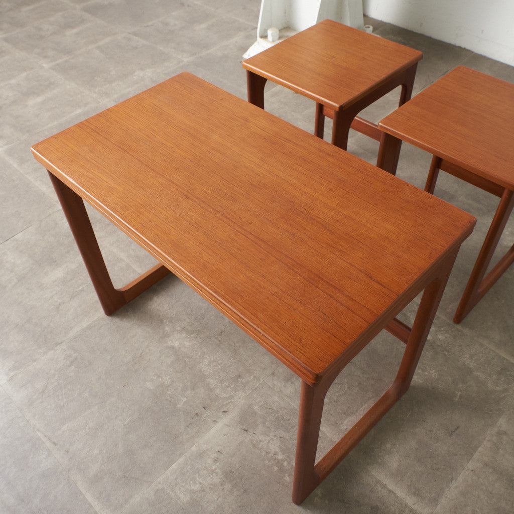 ヴィンテージ 拡張式天板付き ネストテーブル