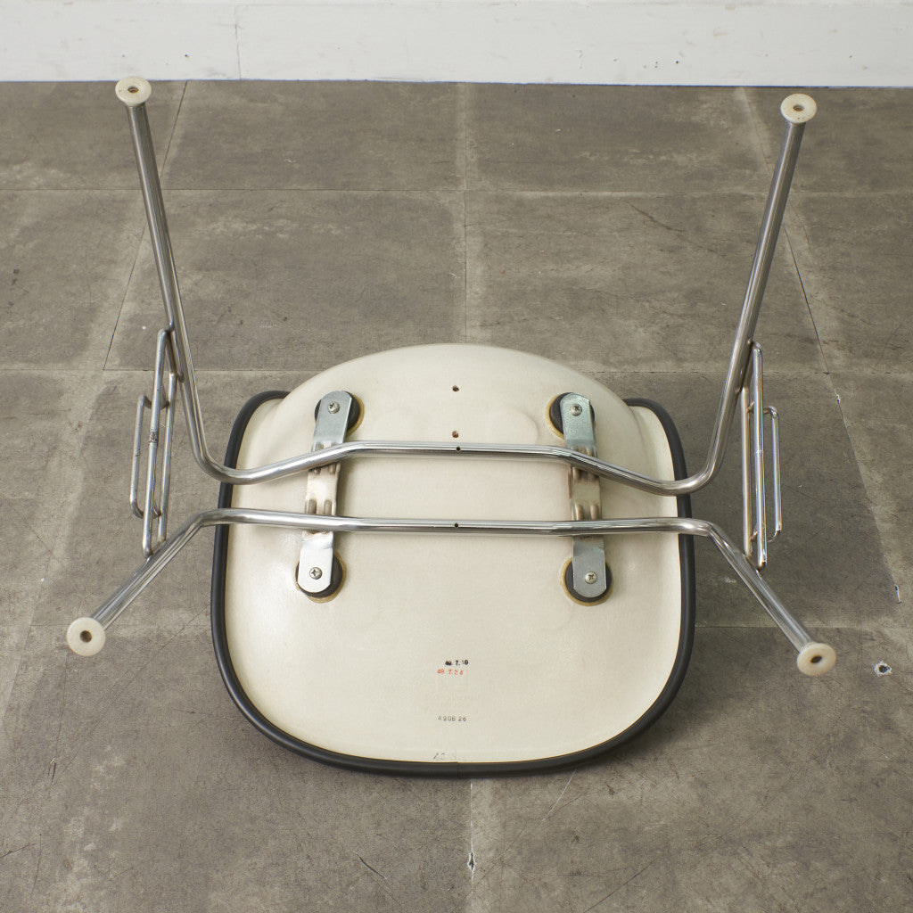 サイドシェルチェア スタッキングベース