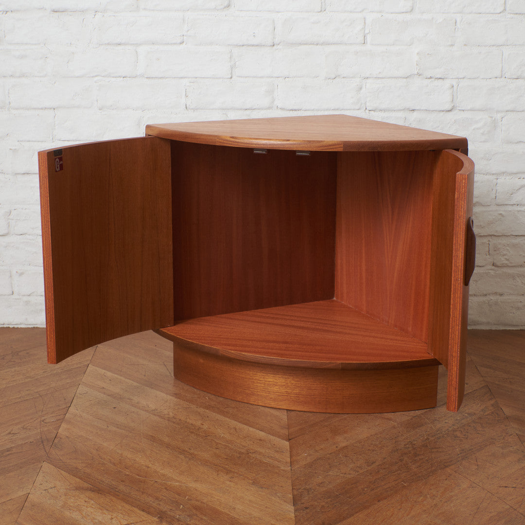 90910★英国 Old Charm キャビネット 本棚 シェルフ 食器棚 イギリスのアンティークキャビネット、スリムなサイズのオープン