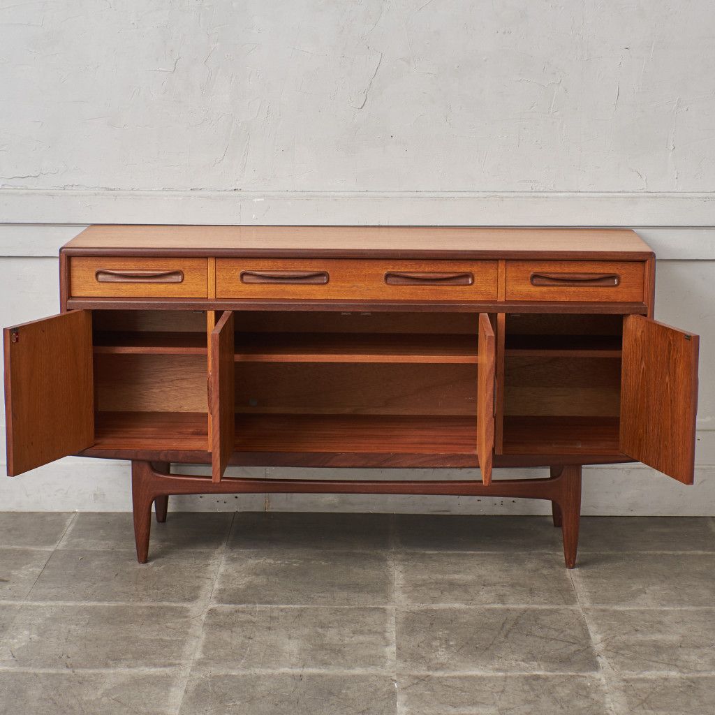 Fresco 脚付きサイドボード (4072)｜ジープラン G-PLAN｜ビクター・ブラムウェル・ウィルキンス Victor Bramwell Wilkins