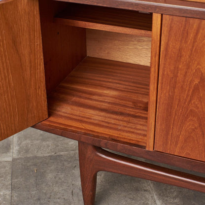 Fresco 脚付きサイドボード (4072)｜ジープラン G-PLAN｜ビクター・ブラムウェル・ウィルキンス Victor Bramwell Wilkins