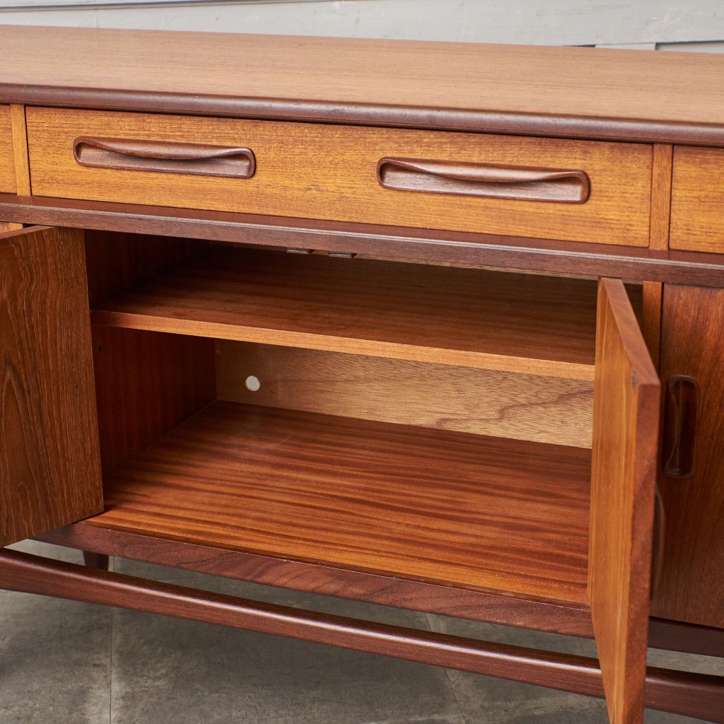 Fresco 脚付きサイドボード (4072)｜ジープラン G-PLAN｜ビクター・ブラムウェル・ウィルキンス Victor Bramwell Wilkins