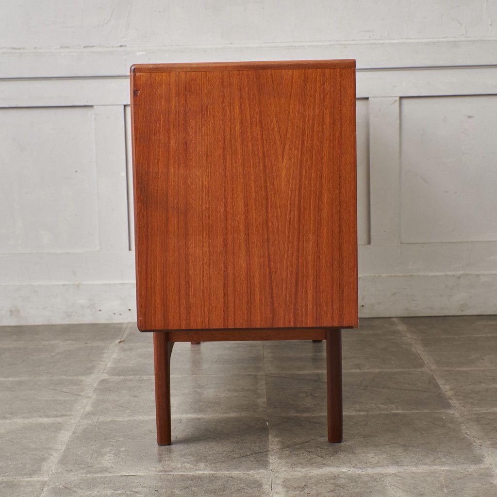 Fresco 脚付きサイドボード (4072)｜ジープラン G-PLAN｜ビクター・ブラムウェル・ウィルキンス Victor Bramwell Wilkins