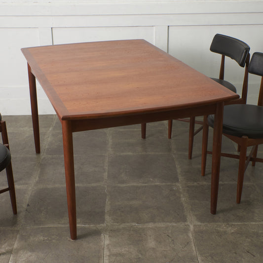 ブラジリア ダイニングテーブル