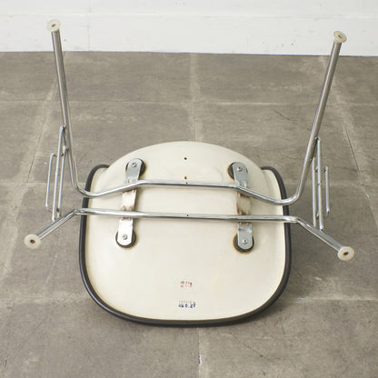 サイドシェルチェア スタッキングベース