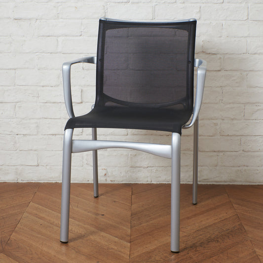 HIGH FRAME スタッキング アームチェア